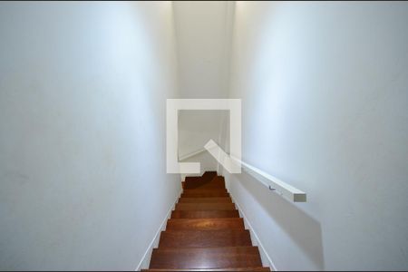 Casa à venda com 181m², 4 quartos e 2 vagasEscada