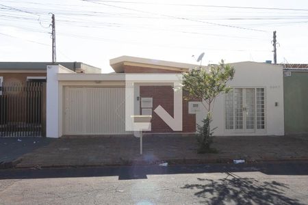 Casa para alugar com 179m², 3 quartos e 3 vagas Casa para alugar com 179m², 3 quartos e 3 vagasFachada
