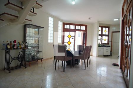 Sala de casa à venda com 3 quartos, 200m² em Jardim São Pedro, Porto Alegre