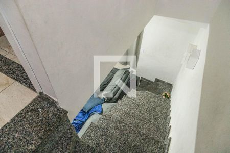 Casa de condomínio à venda com 65m², 2 quartos e 1 vagaEscada