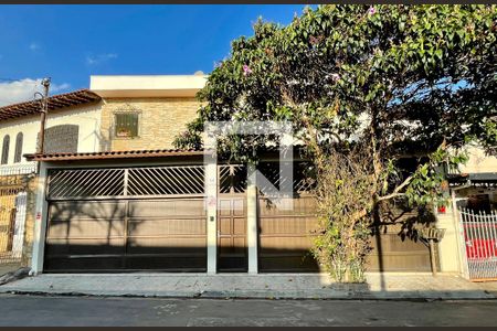 Casa à venda com 350m², 3 quartos e 3 vagasFachada