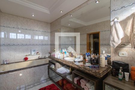 Casa à venda com 350m², 3 quartos e 3 vagasBanheiro da Suíte