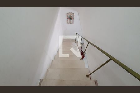 Casa à venda com 120m², 2 quartos e 2 vagasEscada