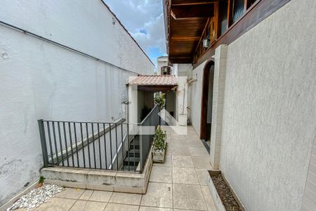 Casa à venda com 240m², 4 quartos e 2 vagas Casa à venda com 240m², 4 quartos e 2 vagasVaranda
