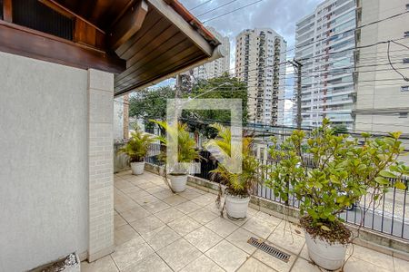 Casa à venda com 240m², 4 quartos e 2 vagas Casa à venda com 240m², 4 quartos e 2 vagasVaranda