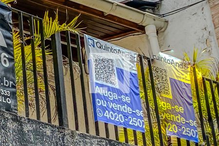 Casa à venda com 240m², 4 quartos e 2 vagas Casa à venda com 240m², 4 quartos e 2 vagasFachada