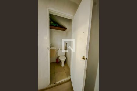 Casa à venda com 240m², 4 quartos e 2 vagas Casa à venda com 240m², 4 quartos e 2 vagasBanheiro garagem