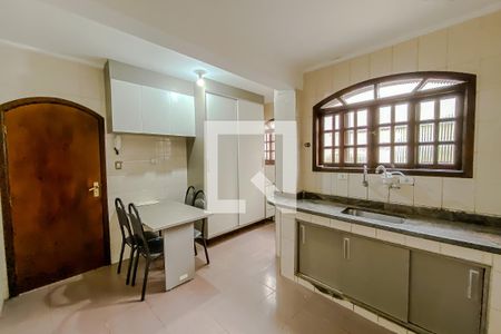 Casa à venda com 240m², 4 quartos e 2 vagas Casa à venda com 240m², 4 quartos e 2 vagasCozinha