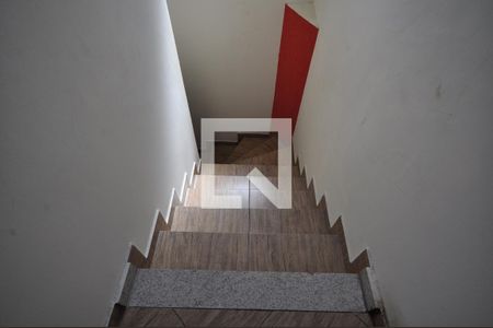 Casa para alugar com 130m², 2 quartos e 2 vagasEscada