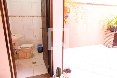 Casa à venda com 220m², 3 quartos e 4 vagasBanheiro de Servico