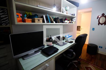 Apartamento à venda com 136m², 4 quartos e 2 vagasEscritório