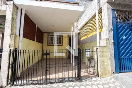 Casa para alugar com 230m², 3 quartos e 1 vaga Casa para alugar com 230m², 3 quartos e 1 vagaFachada