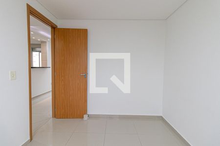 Quarto 1 de apartamento para alugar com 2 quartos, 42m² em Pinheirinho, Curitiba