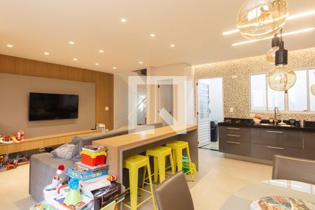 Sala e cozinha de casa de condomínio à venda com 2 quartos, 200m² em Vila Carrão, São Paulo