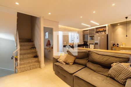 Sala e cozinha de casa de condomínio à venda com 2 quartos, 200m² em Vila Carrão, São Paulo