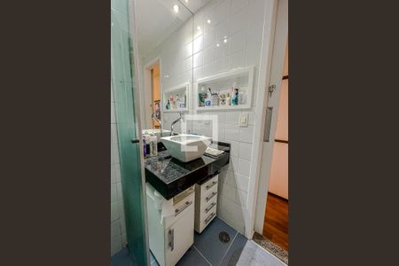 Banheiro de apartamento à venda com 1 quarto, 50m² em Vila Bertioga, São Paulo