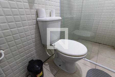 Detalhe do banheiro de apartamento para alugar com 1 quarto, 45m² em Vila Tupi, Praia Grande