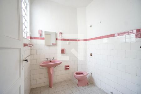 Banheiro social de casa de condomínio para alugar com 1 quarto, 55m² em Parque São Jorge, São Paulo