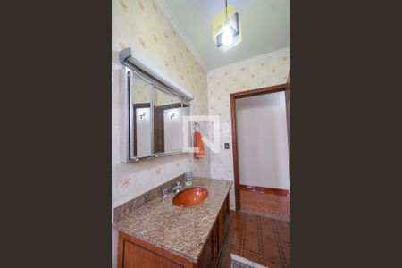 Casa à venda com 242m², 3 quartos e 6 vagasBanheiro social