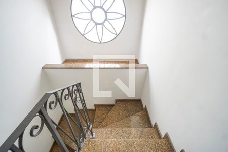 Casa à venda com 242m², 3 quartos e 6 vagasEscada