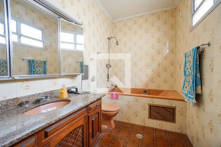 Casa à venda com 242m², 3 quartos e 6 vagasBanheiro da suíte