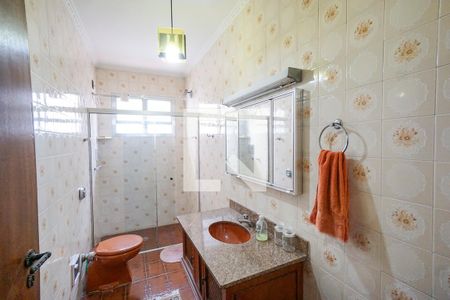 Casa à venda com 242m², 3 quartos e 6 vagasBanheiro social