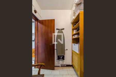 Casa à venda com 300m², 3 quartos e 2 vagasQuarto de serviço