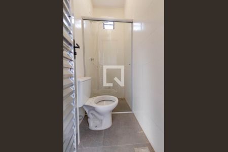 Banheiro de kitnet/studio para alugar com 1 quarto, 25m² em Caiçaras, Belo Horizonte