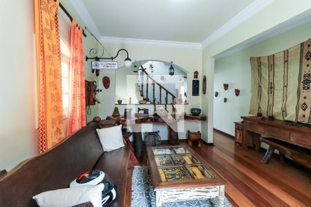 Casa à venda com 470m², 4 quartos e 2 vagas Casa à venda com 470m², 4 quartos e 2 vagasSala de Visitas