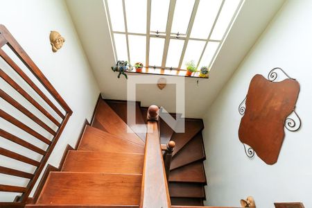 Casa à venda com 470m², 4 quartos e 2 vagas Casa à venda com 470m², 4 quartos e 2 vagasEscada