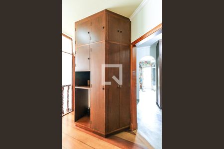 Casa à venda com 470m², 4 quartos e 2 vagas Casa à venda com 470m², 4 quartos e 2 vagasHall Suítes