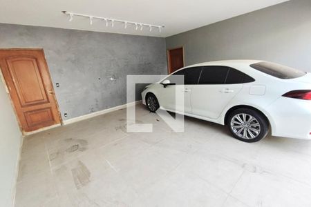 Casa à venda com 350m², 3 quartos e 4 vagas Casa à venda com 350m², 3 quartos e 4 vagasGaragem
