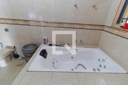 Casa à venda com 358m², 4 quartos e 3 vagasBanheiro da Suíte 01