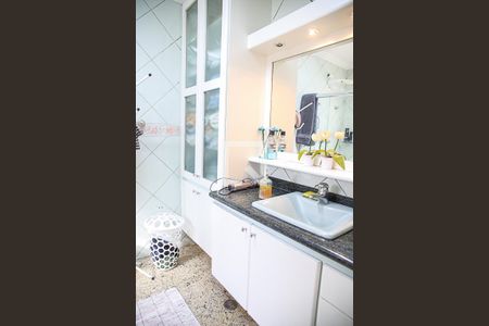 Casa à venda com 298m², 4 quartos e 3 vagasBanheiro 2