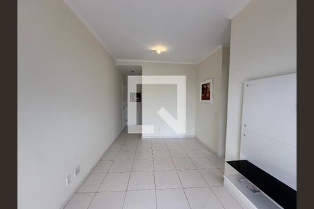 Sala de apartamento para alugar com 2 quartos, 70m² em Jardim Tupanci, Barueri