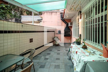 Casa à venda com 136m², 3 quartos e 1 vaga Casa à venda com 136m², 3 quartos e 1 vagaÁrea Fundos