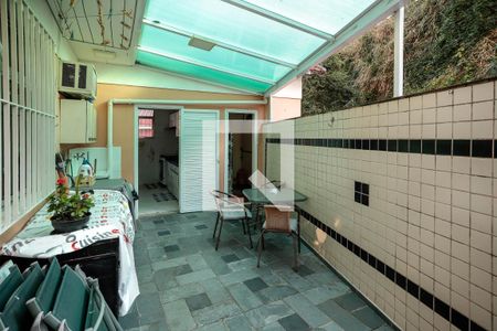 Casa à venda com 136m², 3 quartos e 1 vaga Casa à venda com 136m², 3 quartos e 1 vagaÁrea Fundos