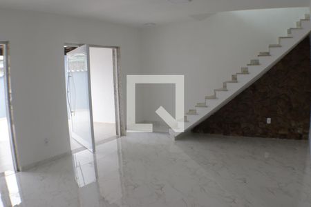 Sala de casa à venda com 3 quartos, 150m² em Curicica, Rio de Janeiro