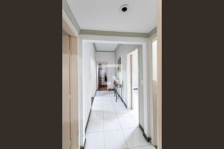 Casa à venda com 250m², 4 quartos e 4 vagasCorredor