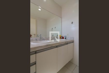 Apartamento à venda com 194m², 4 quartos e 3 vagasBanheiro da Suíte 1