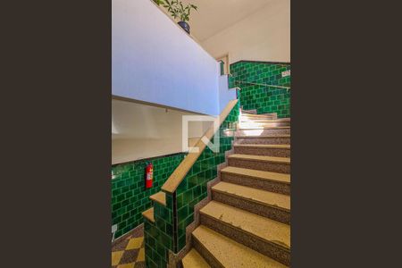 Apartamento à venda com 77m², 2 quartos e 1 vagaEscada