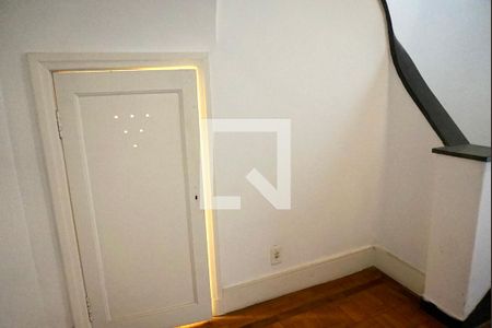 Casa para alugar com 300m², 3 quartos e 8 vagasarmario escada