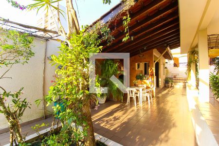 Casa à venda com 300m², 3 quartos e 4 vagas Casa à venda com 300m², 3 quartos e 4 vagasQuintal