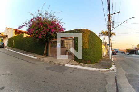 Casa à venda com 300m², 3 quartos e 4 vagas Casa à venda com 300m², 3 quartos e 4 vagasFachada