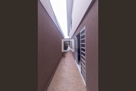 Casa à venda com 168m², 3 quartos e 2 vagas Casa à venda com 168m², 3 quartos e 2 vagasCorredor externo