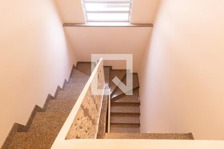 Casa à venda com 168m², 3 quartos e 2 vagas Casa à venda com 168m², 3 quartos e 2 vagasEscada