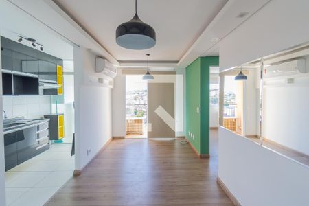 Sala de apartamento à venda com 3 quartos, 60m² em Vila Satúrnia, Campinas