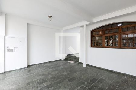 Casa para alugar com 320m², 2 quartos e 4 vagas Casa para alugar com 320m², 2 quartos e 4 vagasGaragem