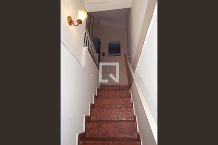 Casa à venda com 200m², 5 quartos e 2 vagas Casa à venda com 200m², 5 quartos e 2 vagasEscada