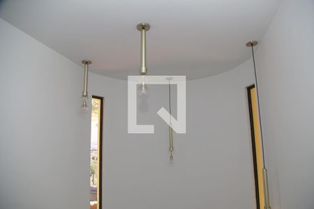 Casa à venda com 267m², 4 quartos e 2 vagasDetalhes - Escada